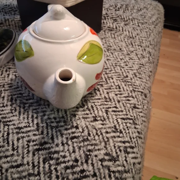 Floral White and Red Teapot - Picture 4 of 5